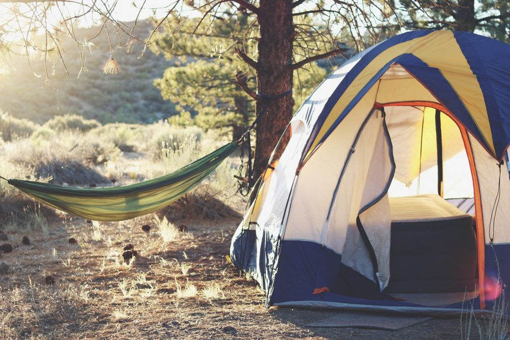 9 Tips Penting Mendirikan Tenda, Tidur Jadi Aman dan Nyaman