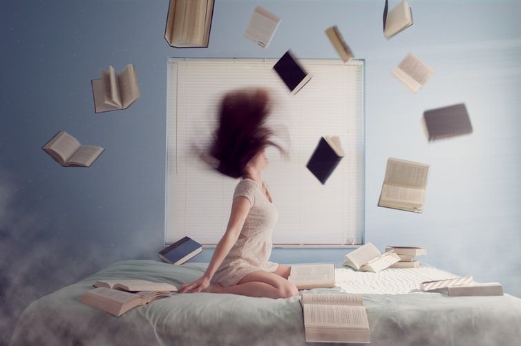 5 Manfaat Baca Buku Sebelum Tidur untuk Kesehatan