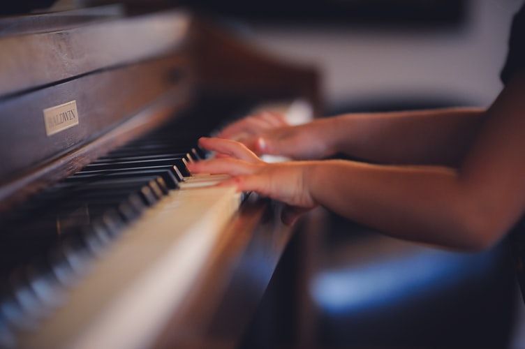 Kisah Bocah Kaliwungu Kendal, Main Piano 10 Lagu dengan Mata Tertutup