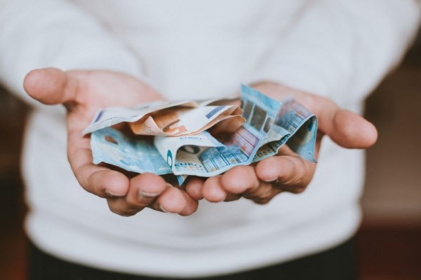 7 Alasan Kenapa Mencintai Uang Membuat Kamu Jatuh ke Jurang yang Dalam