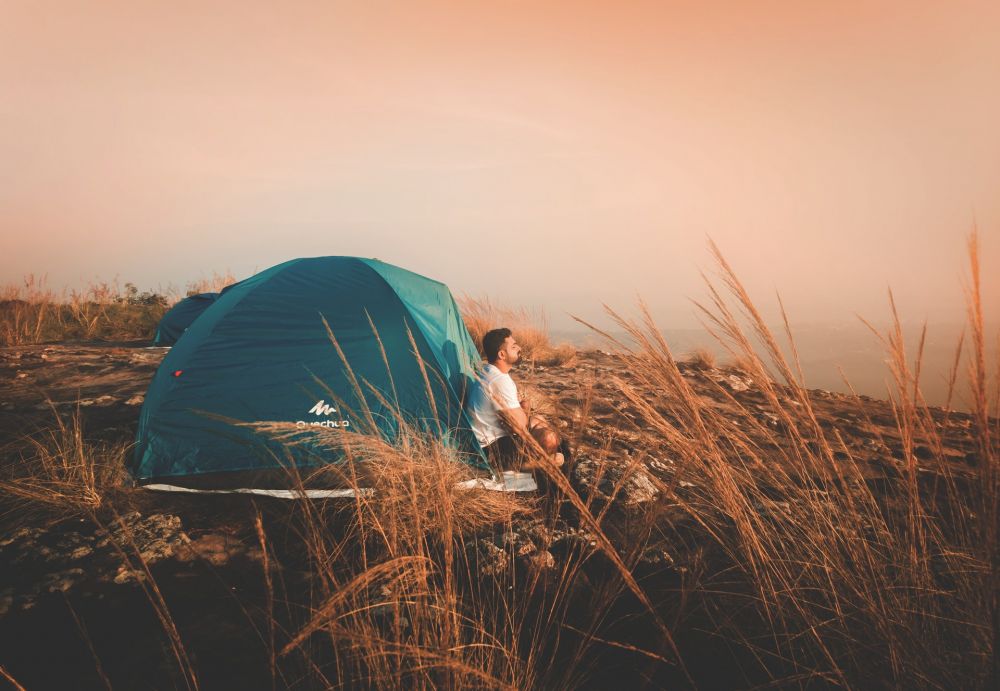 9 Tips Penting Mendirikan Tenda, Tidur Jadi Aman dan Nyaman