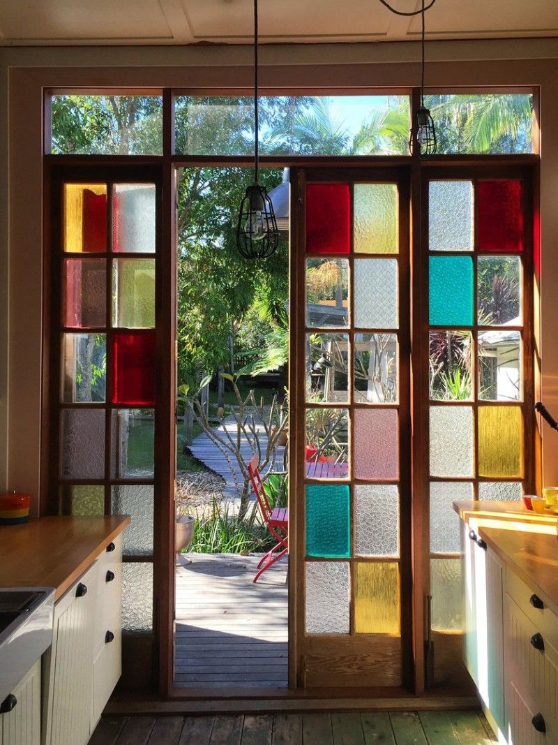 10 Dekor Dari Stained Glass Untuk Rumah Bergaya Klasik Hingga Modern