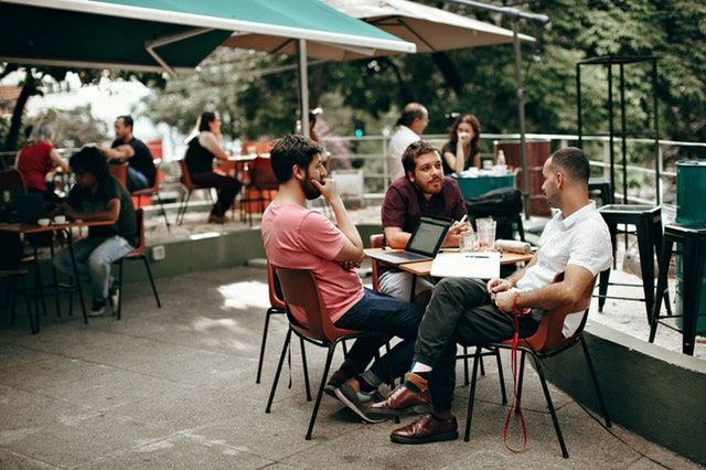 Jangan Disamakan, 5 Beda Teman yang Bikin Kamu Berkembang Vs Mundur!