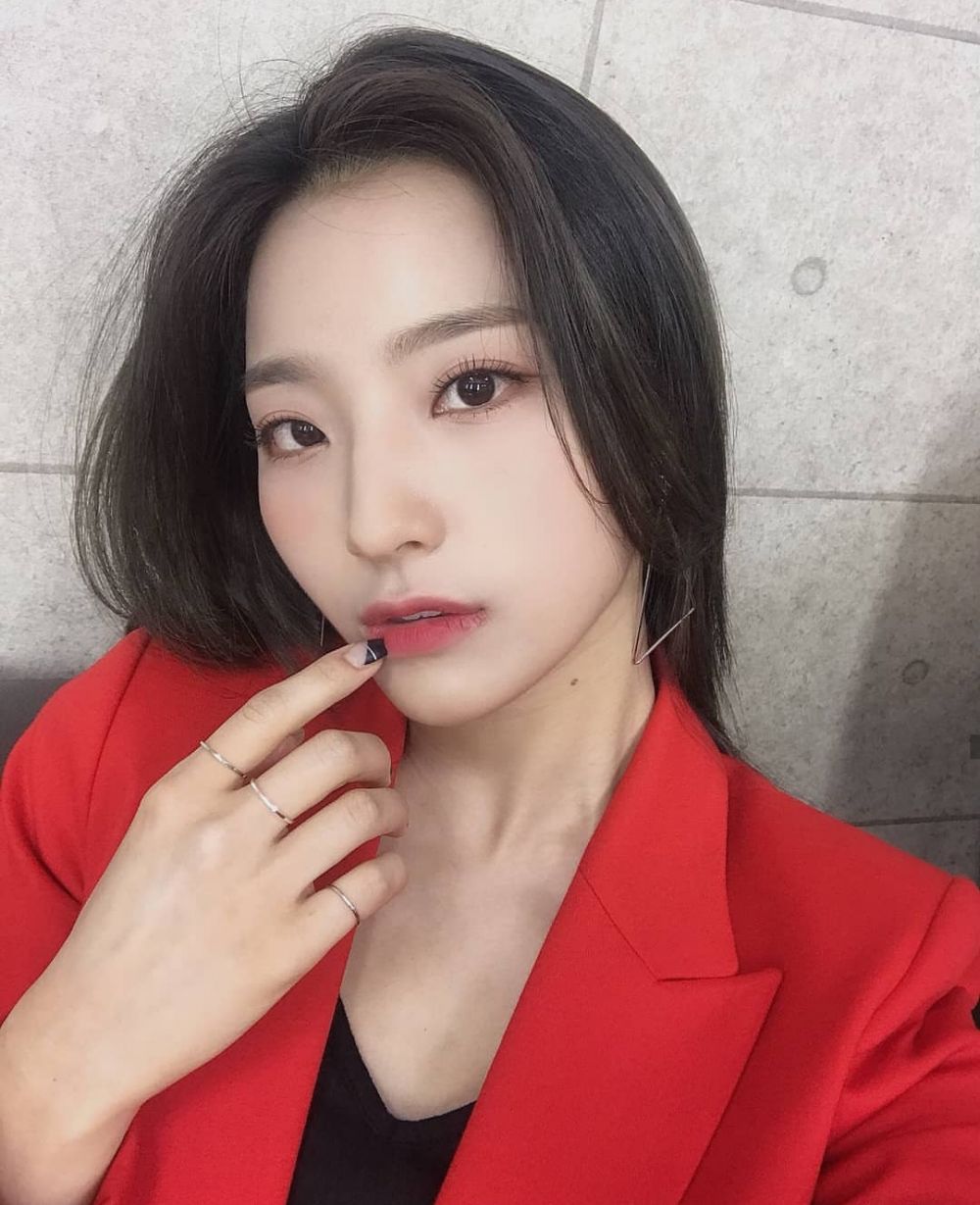 10 Potret Lee Saerom, Leader Fromis_9 yang Karismatik Banget!