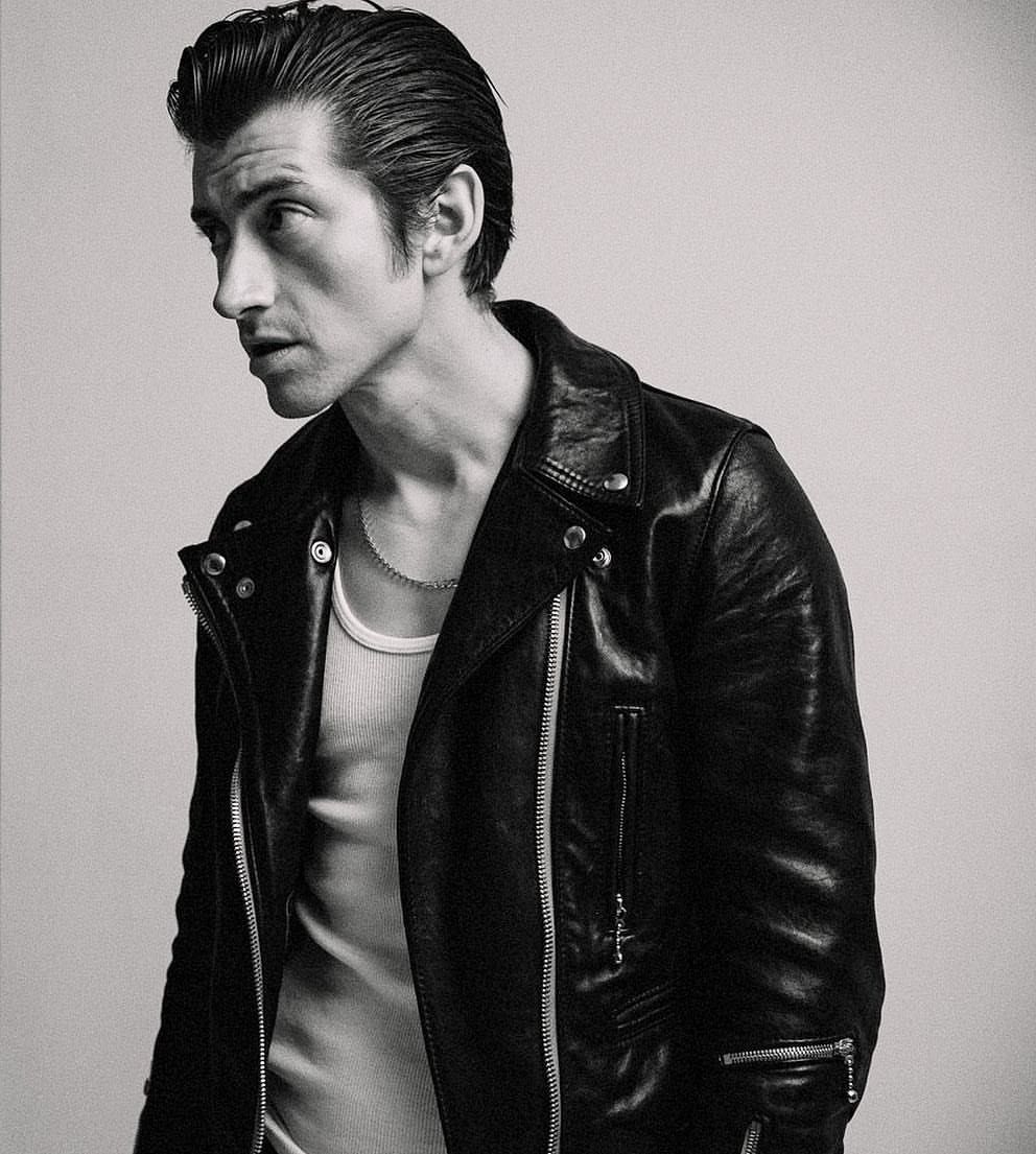 10 Potret Kece Alex Turner Frontman dari Band Arctic Monkeys