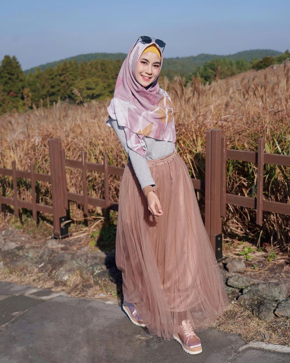 10 Inspirasi Padukan Hijab dan Rok ala Anisa Rahma, Manis & Stylish!