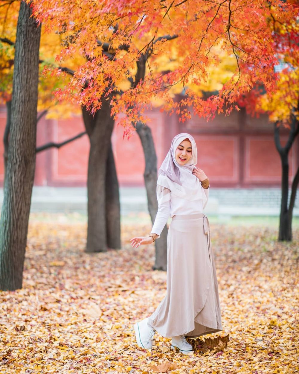 10 Inspirasi Padukan Hijab dan Rok ala Anisa Rahma, Manis & Stylish!