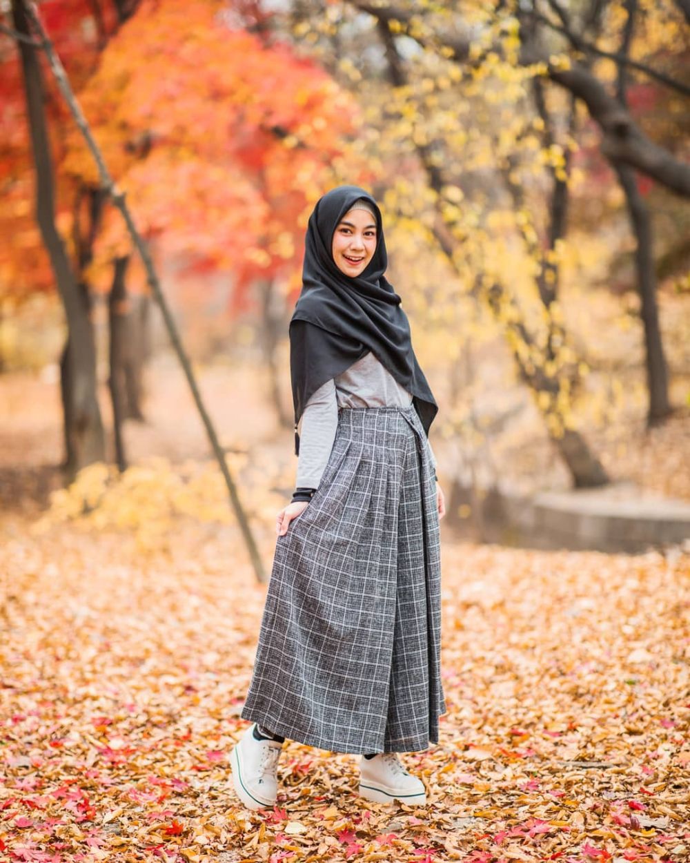 10 Inspirasi Padukan Hijab dan Rok ala Anisa Rahma, Manis & Stylish!