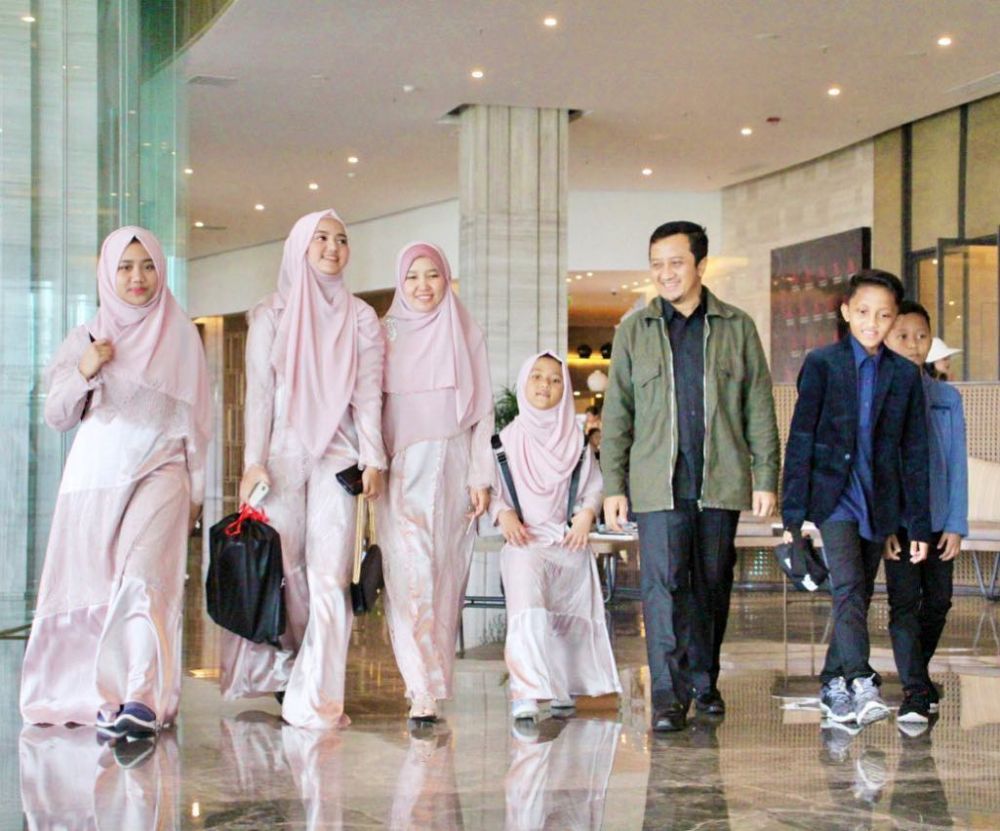 10 Inspirasi OOTD Hijab Bernuansa Pastel ala Wirda Mansur 