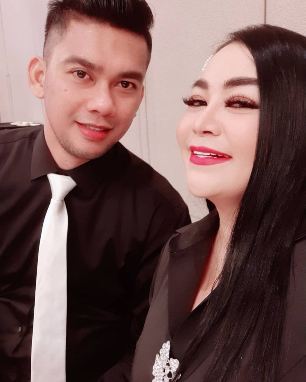 Selain Vebby Palwinta, 9 Artis Ini Pacaran dengan Pengusaha Muda