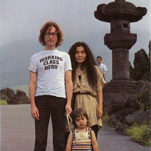 9 Foto John Lennon Sebelum Meninggal, Romantis Bersama Yoko Ono!