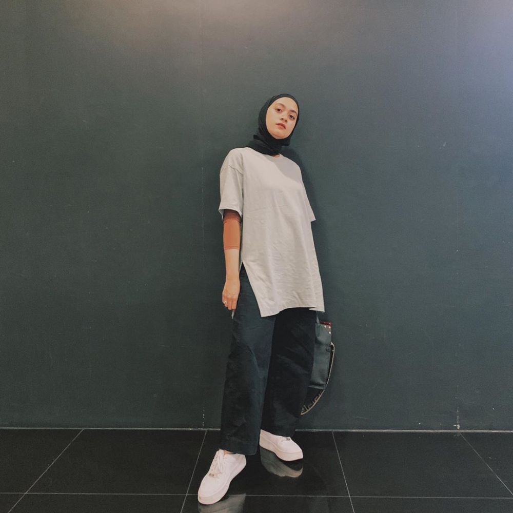 10 Inspirasi OOTD  Hijab  Polos ala Ayudia Bikin Gaya Jadi 