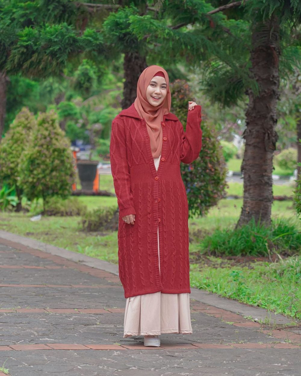 10 Inspirasi Padukan Hijab dan Rok ala Anisa Rahma, Manis & Stylish!