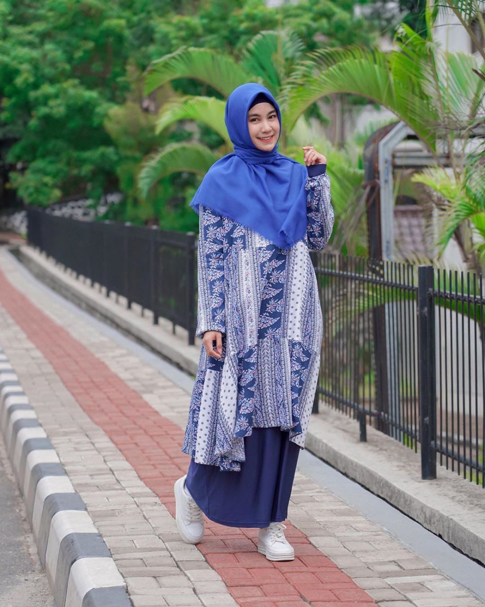 10 Inspirasi Padukan Hijab dan Rok ala Anisa Rahma, Manis & Stylish!