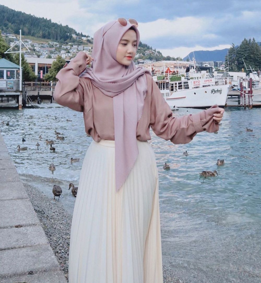 10 Inspirasi OOTD Hijab Bernuansa Pastel ala Wirda Mansur 
