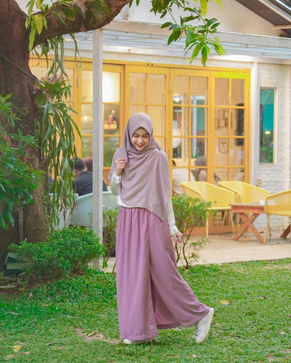 10 Inspirasi Padukan Hijab dan Rok ala Anisa Rahma, Manis & Stylish!