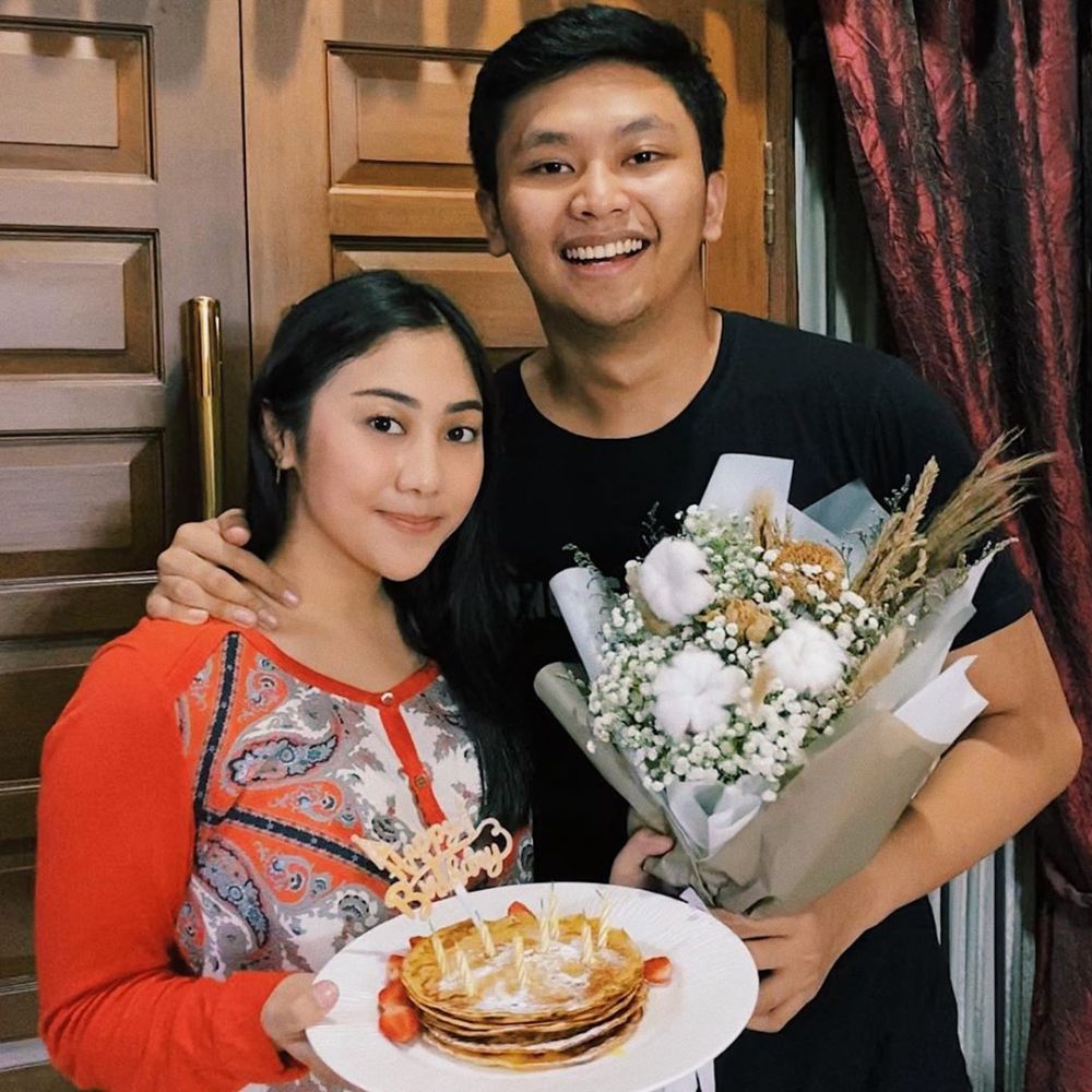 Serasinya Bukan Main, 10 Potret Mesra Adik Artis dan Kekasih 