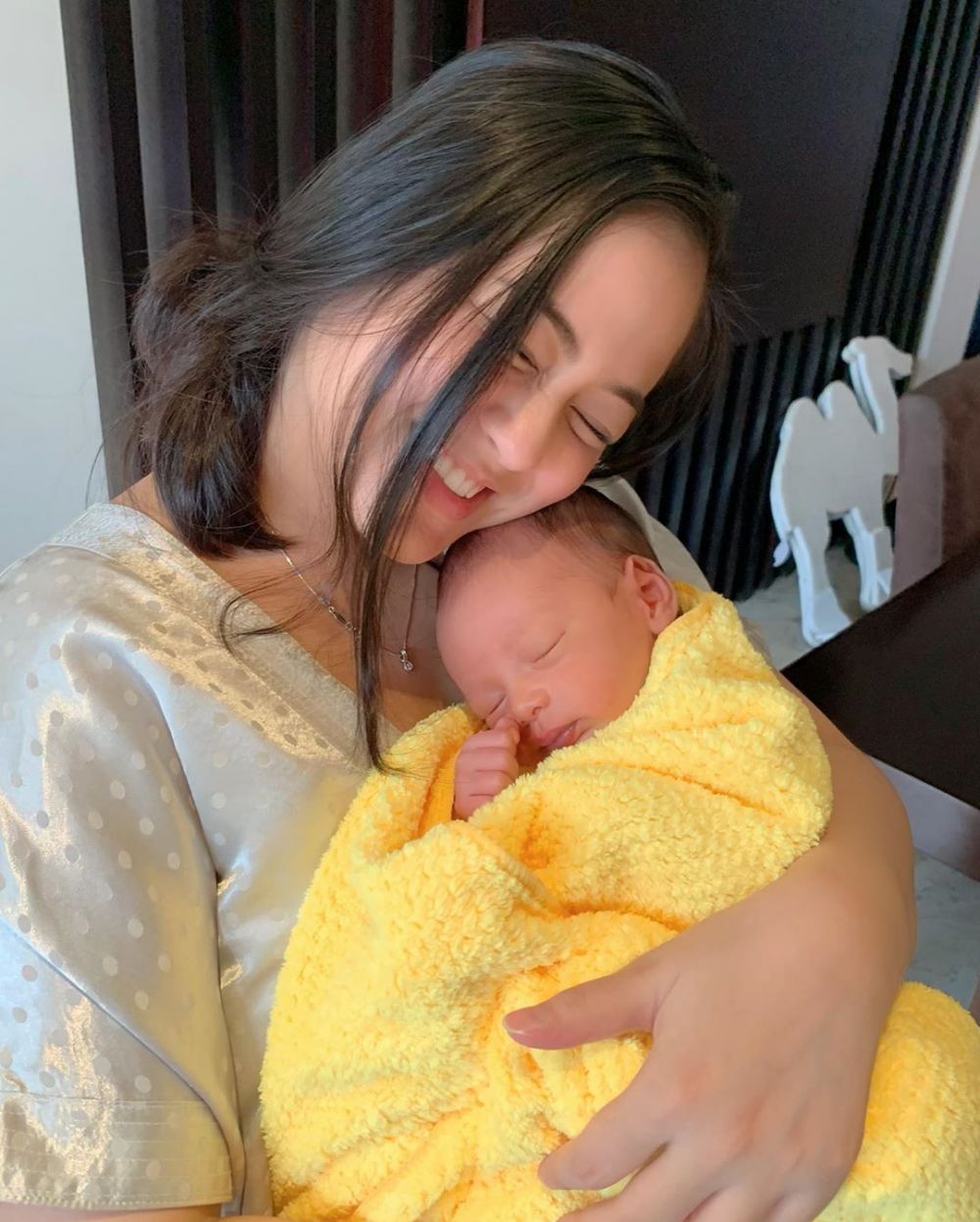 Jadi Mama Baru, 10 Momen Artis Gendong Bayi yang Penuh Kasih!