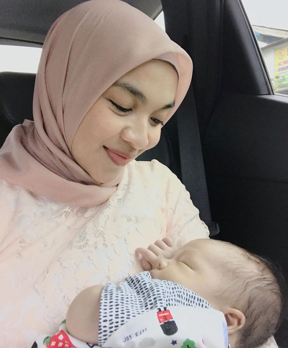 Jadi Mama Baru, 10 Momen Artis Gendong Bayi yang Penuh Kasih!