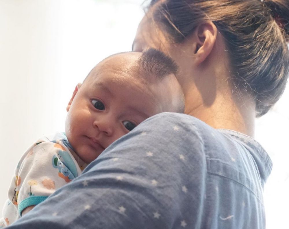 Jadi Mama Baru, 10 Momen Artis Gendong Bayi yang Penuh Kasih!