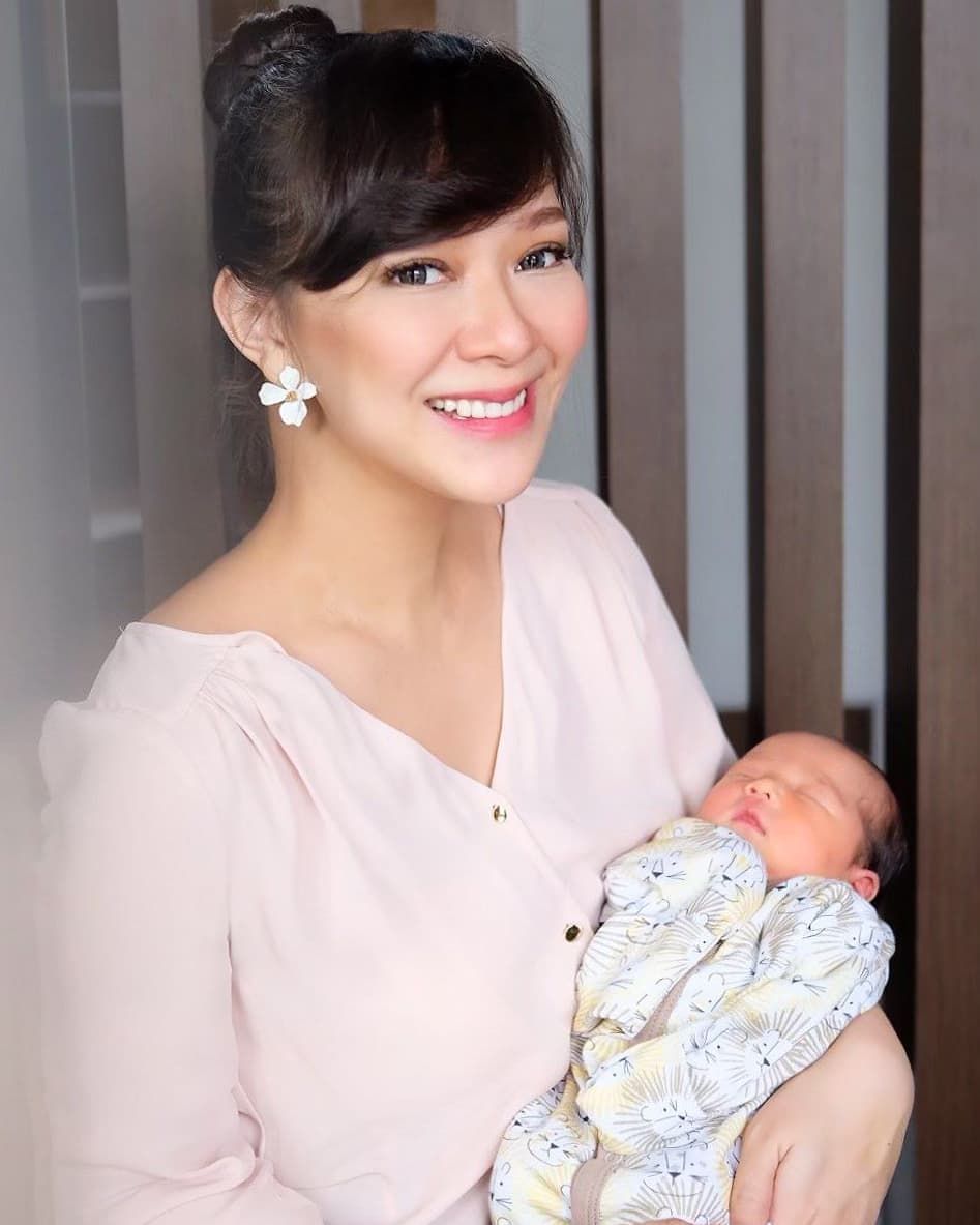 Jadi Mama Baru, 10 Momen Artis Gendong Bayi yang Penuh Kasih!