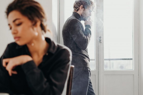 5 Alasan Overthinking Jadi Pemicu Pertengkaran dalam Hubungan