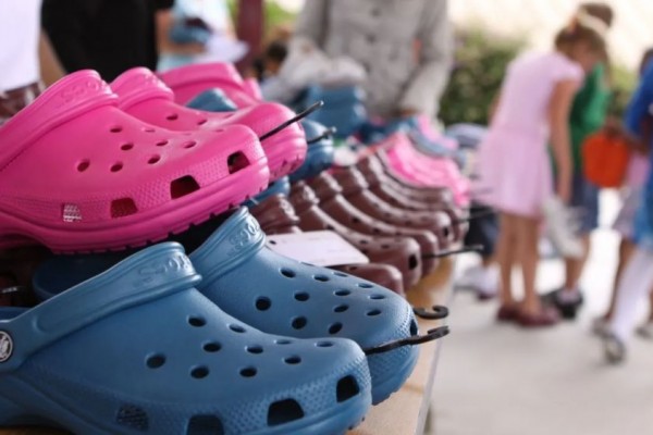 Crocs Sumbang 10 Ribu Sepatu Gratis per Hari untuk Tenaga Kesehatan AS