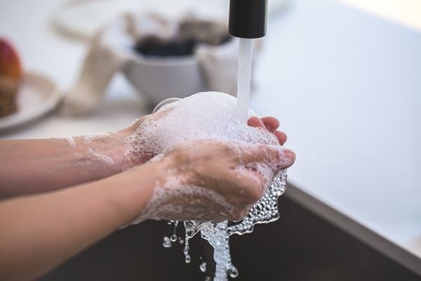 Hand Sanitizer Pilihan Terakhir Jika Tidak Ada Sabun dan Air Mengalir 
