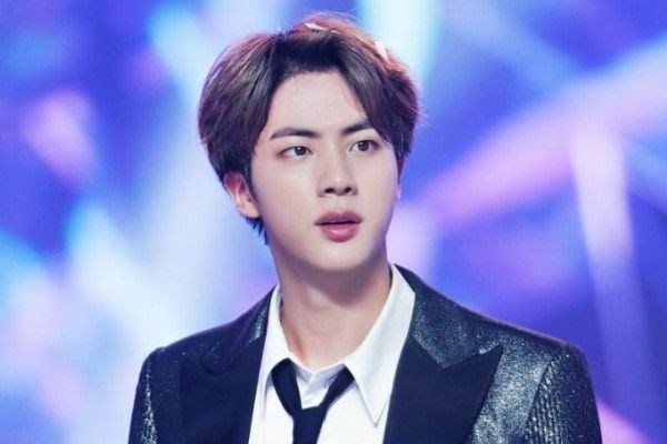 10 Gaya Rambut  Jin  BTS yang Memikat dari Pirang hingga Hitam 