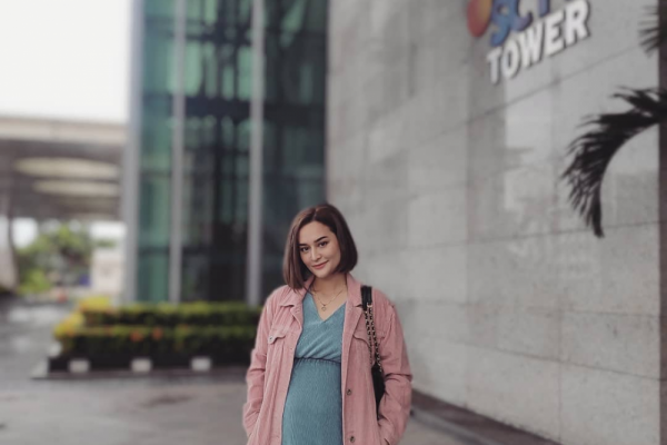 10 Potret Glowing News Presenter Dazen Vrilla yang Tengah Hamil