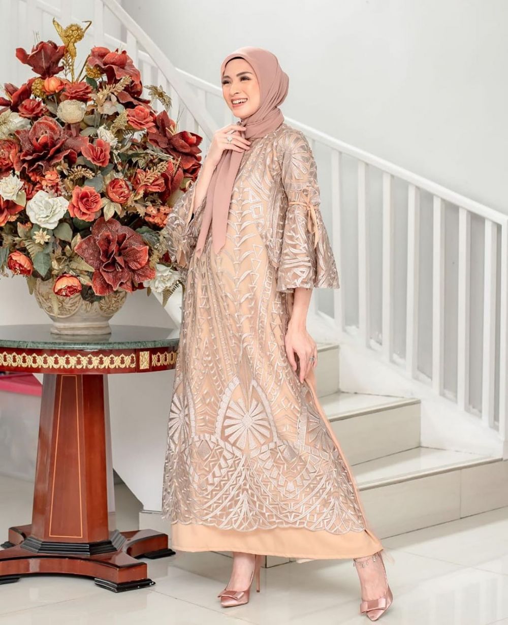 10 Inspirasi Dress Hijab Yang Elegan Donita, Cocok Untuk Kondangan!