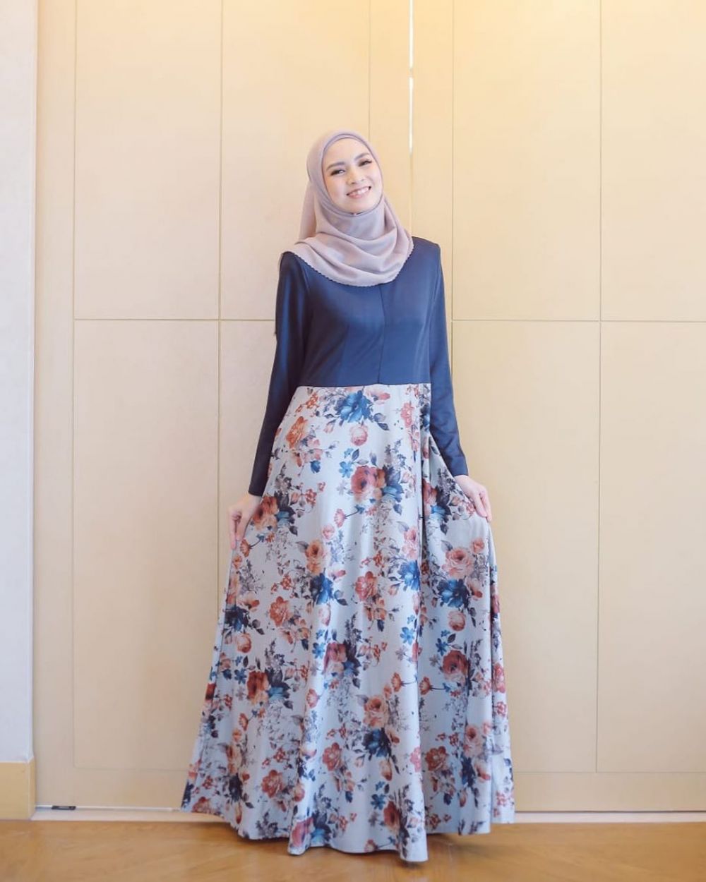 10 Inspirasi Dress Hijab Yang Elegan Donita, Cocok Untuk Kondangan!