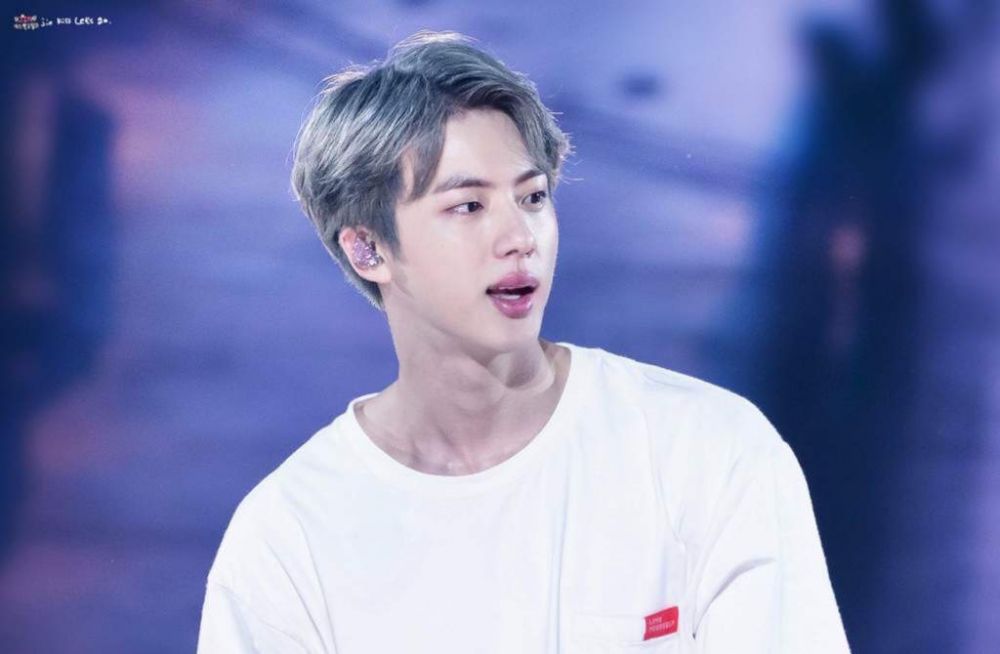 10 Gaya Rambut  Jin  BTS yang Memikat dari Pirang hingga Hitam 