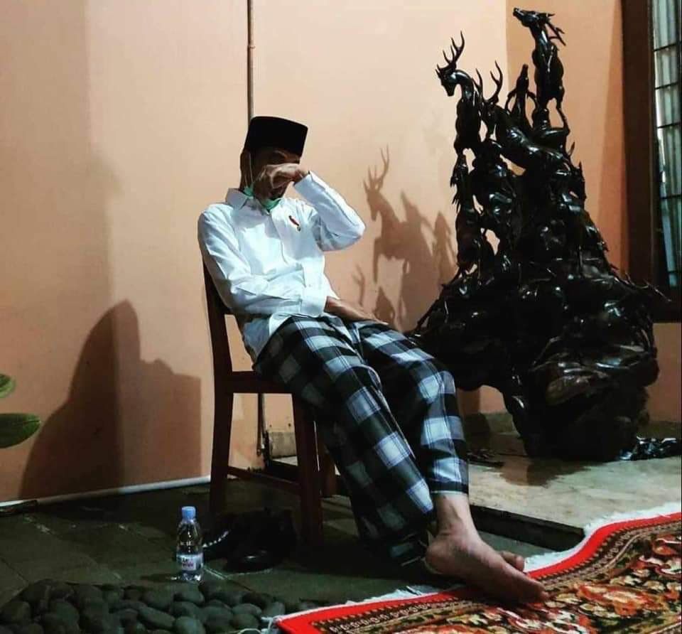 Penuh Haru! 7 Potret Presiden Jokowi saat Makamkan Ibundanya di Solo