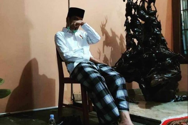 Penuh Haru! 7 Potret Presiden Jokowi saat Makamkan Ibundanya di Solo