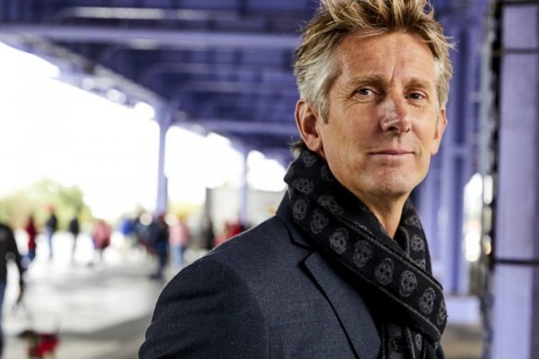 Sudah Pensiun, 10 Potret Terbaru Mantan Kiper Ajax Edwin van der Sar