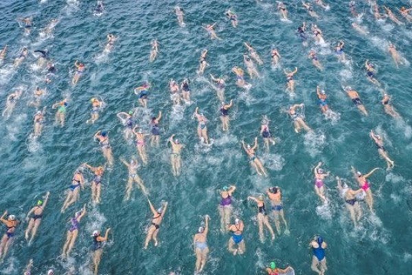 Berendam Air Laut di Siang Hari Bisa Sembuhkan COVID-19? Ini Faktanya