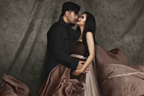 10 Potret Mesra Faby Marcelia dan Revand Narya yang Ultah Pernikahan