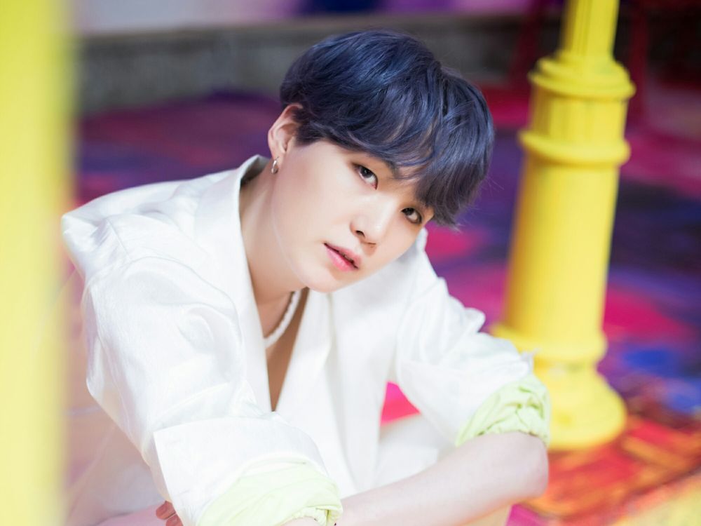 Genap 27 Tahun Ini 12 Transformasi Warna Rambut  Suga  BTS  