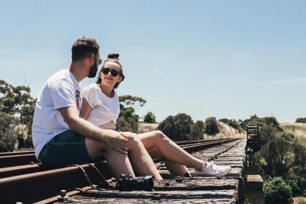 6 Manfaat Terapkan Mindful Listening Saat Pasangan Butuh Teman Curhat