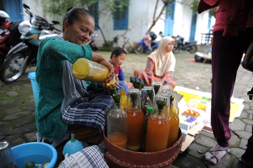 Pedagang Pasar di Semarang Bertahan dengan Jamu Corona