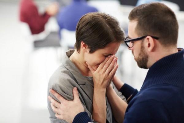 5 Tips Menguatkan Pasangan Saat Ia Sedang Putus Asa, Jangan Diam Saja!