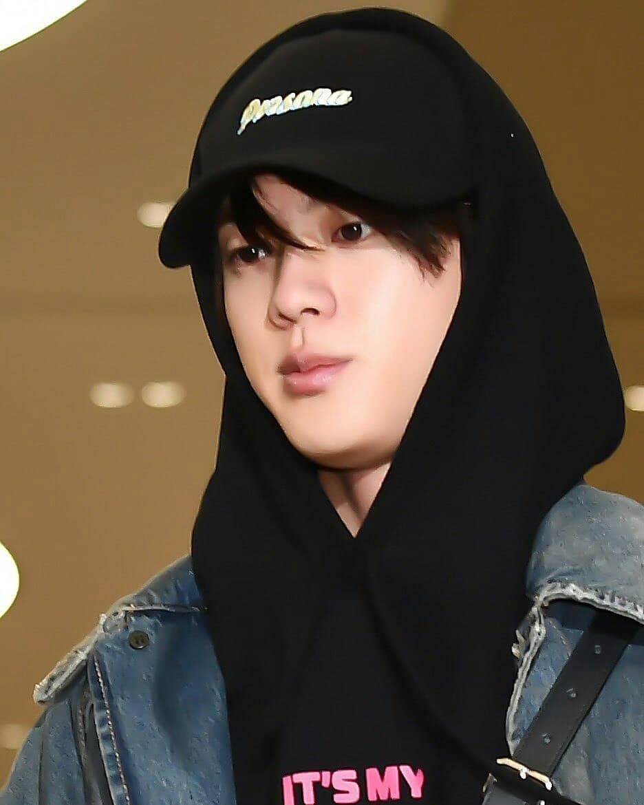 Punya Bahu yang Lebar, Inilah 10 Pesona Jin BTS dalam Balutan Hoodie