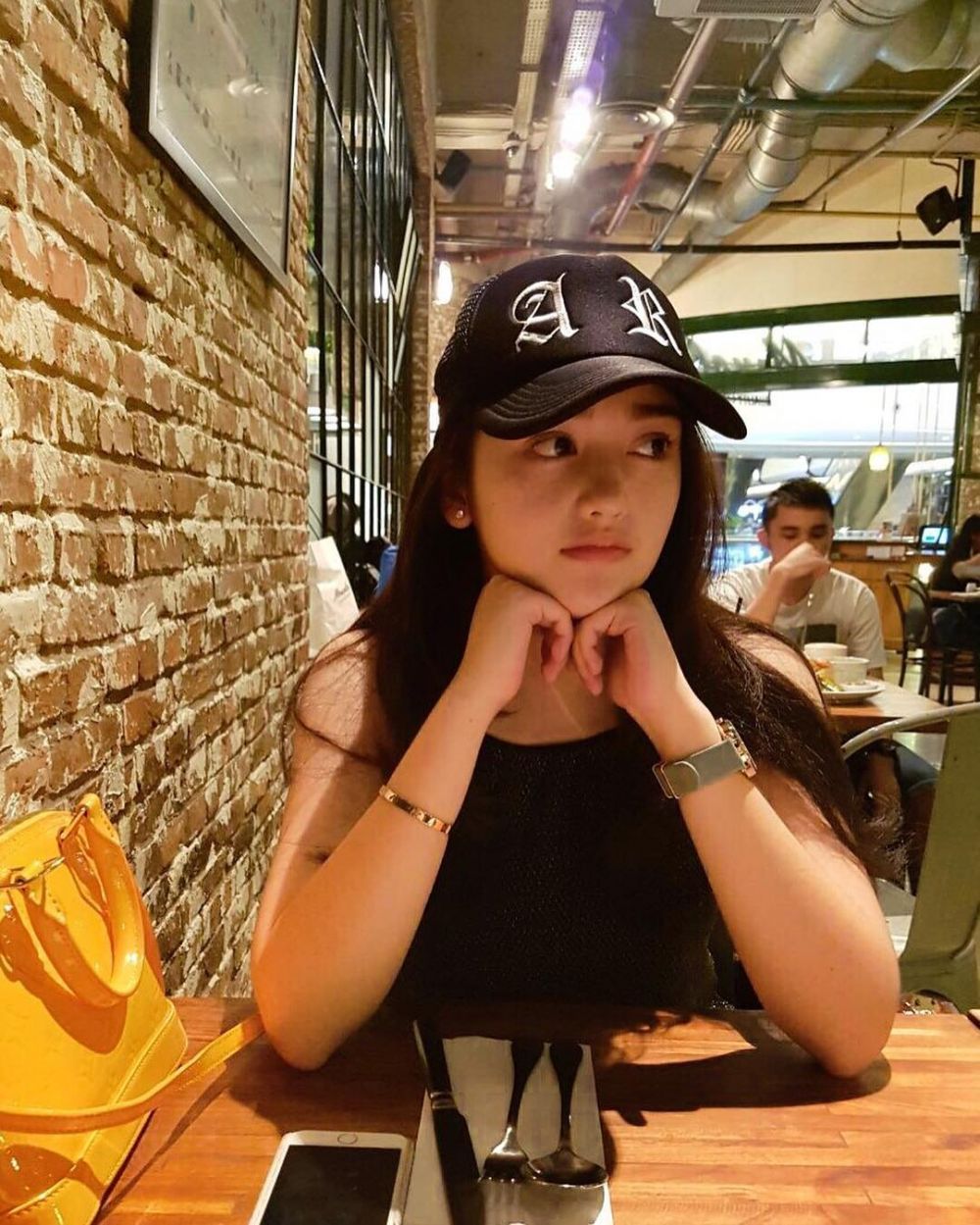 10 Inspirasi Outfit Pakai Topi Ala Ranty Maria Imut Stylish