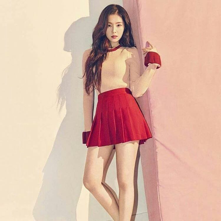 9 Inspirasi Outfit Irene Red Velvet dengan Rok Mini, Feminin Abis! 