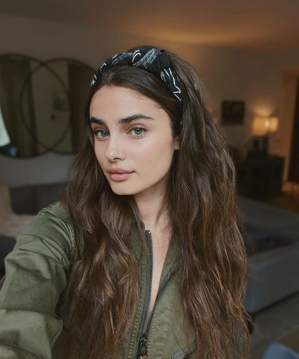 10 Potret Taylor Hill, Supermodel yang Bikin Ngiri Kaum Hawa