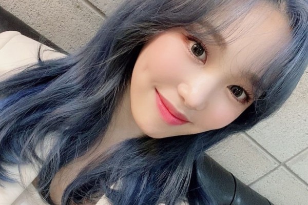 10 Potret Rachel April dengan Rambut Ash Blue, Makin Memikat!