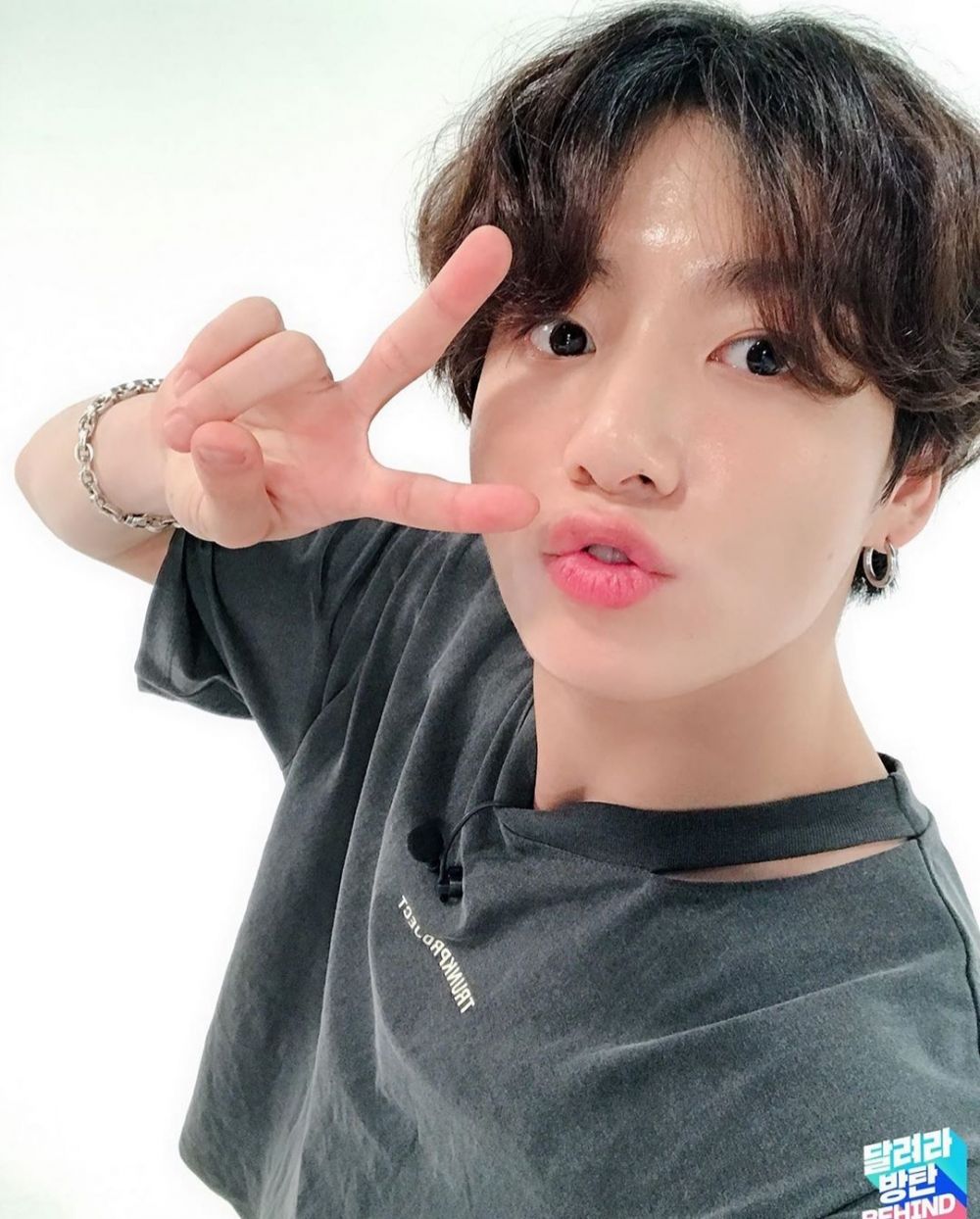 Potret Jungkook Bts Dengan Pose Jari Andalannya Semakin Dewasa