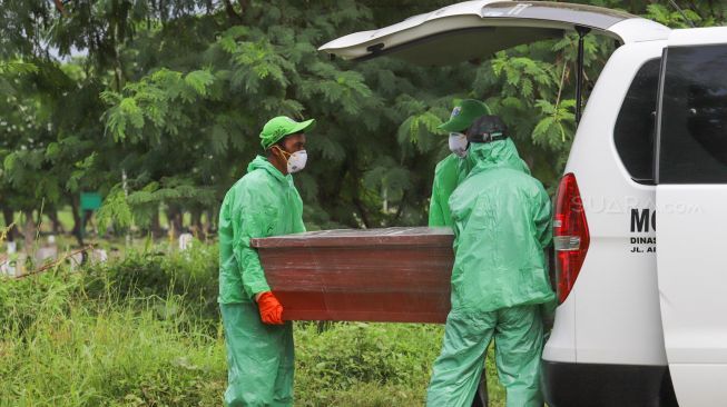 Gadis Pramurukti Jenazah COVID-19, Sehari Tangani Tiga Korban Pandemi