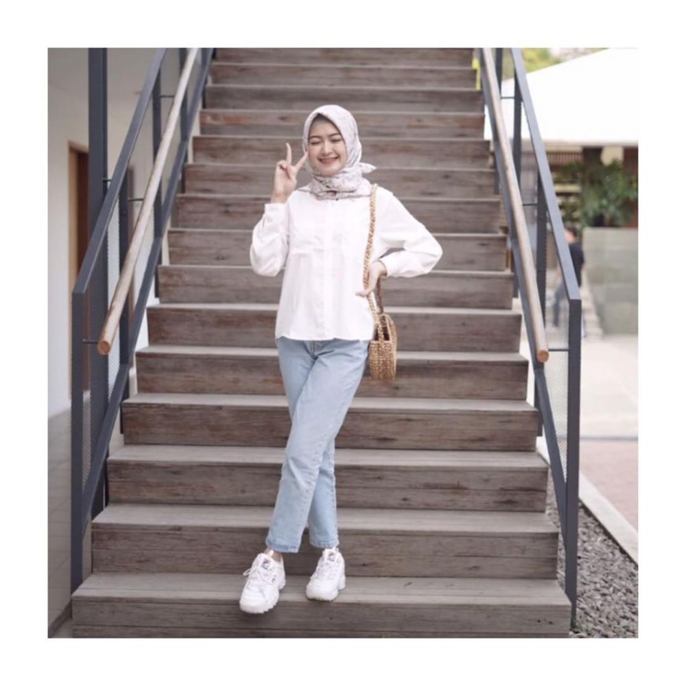 10 Ide Padu Padan OOTD  Hijab dengan Kemeja  Putih  Simpel 